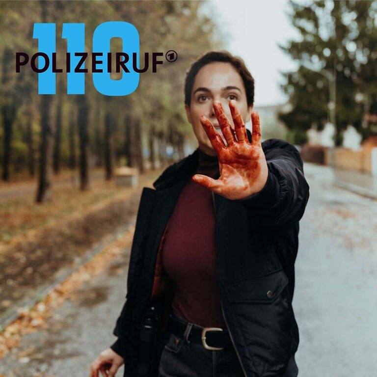 Elisabeth Eyckhoff, gespielt von Verena Altenberger, hält im Polizeiruf 110 ihre blutverschmierte Hand in die Kamera (Foto: BR/Amalia Film und Dragonbird Films/Sabine Finger)