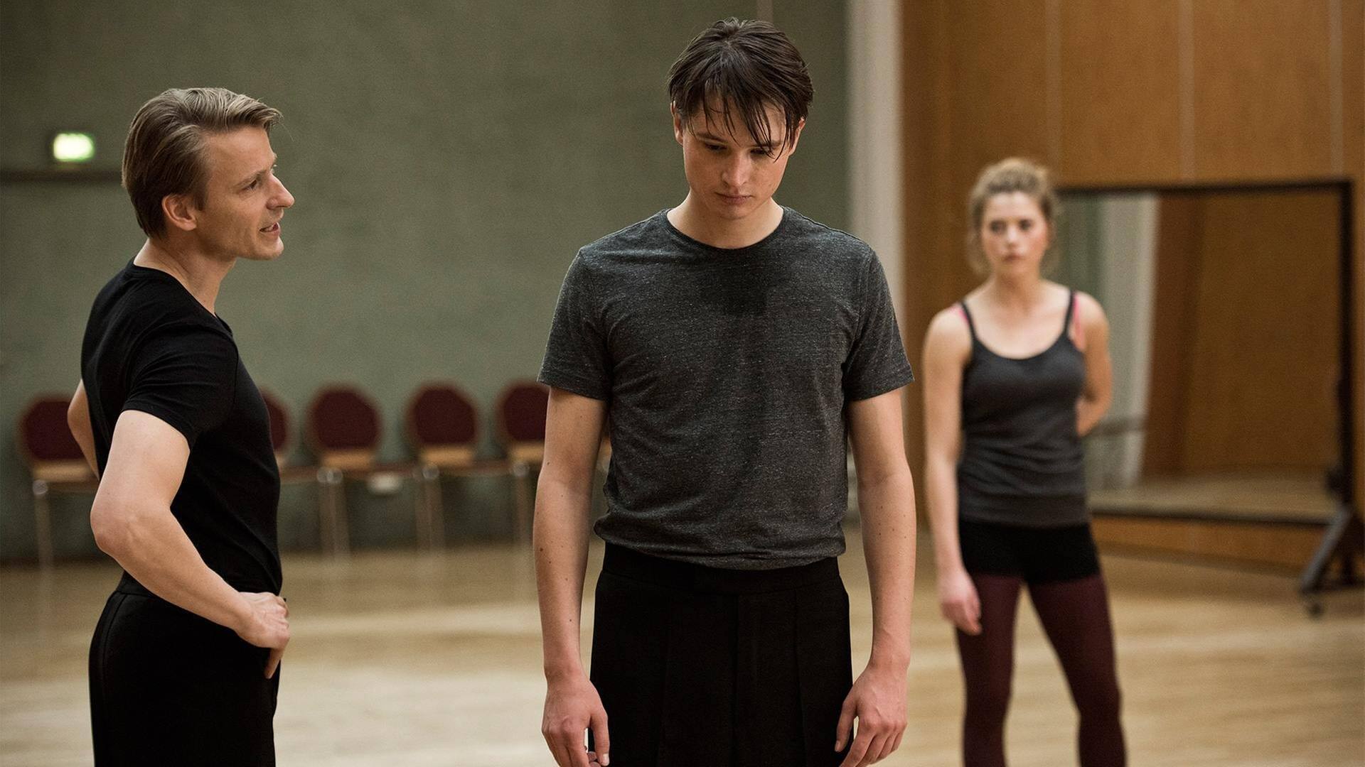 Tanztrainer Andreas Roth (Max von Pufendorf, l) fordert volle Konzentration von seinen Tänzern Jonas Körner (Gordon Kämmerer, M) und Marie Ade (Mersiha Husagic, r).