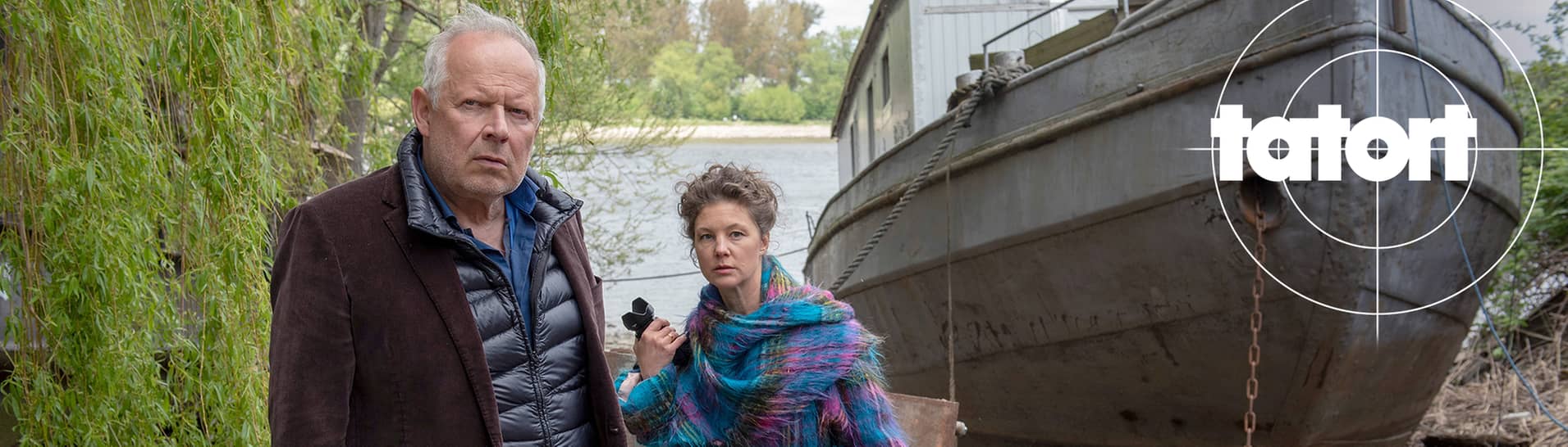 Tatort-Kritik „Borowski und der Wiedergänger“ aus Kiel: Borowski und Greta Exner vor einem auf Grund gelaufenen Boot am Ufer