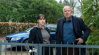 Tatort-Kritik Kiel „Borowski und das Haupt der Medusa“: Borowski steht mit seiner Kollegin Mila Sahin vor dem unheimlichen Haus, in dem Frost und seine Mutter leben. (Foto: ard-foto s1, NDR/Thorsten Jander) Tatort-Kritik Kiel „Borowski und das Haupt der Medusa“: Borowski steht mit seiner Kollegin Mila Sahin vor dem unheimlichen Haus, in dem Frost und seine Mutter leben.