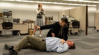 Tatort-Kritik: „Borowski und das Haupt der Medusa“: Die Sterbefälle im Bürgeramt häufen sich. Behördenleiter Kaczmarek (Sascha Nathan) klappt zusammen. Mila Sahin ist zur Stelle. (Foto: ard-foto s1, NDR/Thorsten Jander) Tatort-Kritik: „Borowski und das Haupt der Medusa“: Die Sterbefälle im Bürgeramt häufen sich. Behördenleiter Kaczmarek (Sascha Nathan) klappt zusammen. Mila Sahin ist zur Stelle.