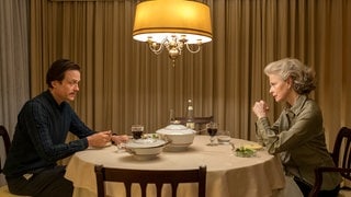 Tatort-Kritik „Borowski und das Haupt der Medusa“: Robert Frost sitzt mit seiner Mutter Elenor am Esstisch. Er führt ein Leben unter ihrer Knute. (Foto: ard-foto s1, NDR/Thorsten Jander) Tatort-Kritik „Borowski und das Haupt der Medusa“: Robert Frost sitzt mit seiner Mutter Elenor am Esstisch. Er führt ein Leben unter ihrer Knute.