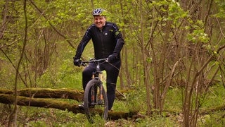 Johann Lafer während einer Radtour. (Foto: dpa Bildfunk, Picture Alliance) Johann Lafer während einer Radtour.